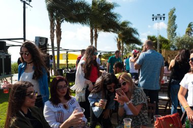 Mansourieh, Lübnan - 21 Mayıs 2017: Arkadaşlar sosyal bir partide içkiyle eğleniyorlar.