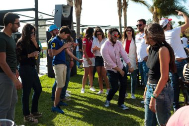 Mansourieh, Lübnan - 21 Mayıs 2017: Arkadaşlar sosyal bir partide içkiyle eğleniyorlar.