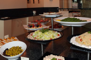 Dbaye, Lübnan - 20 Mayıs 2017: Yerel bir restoranda Lübnan yemekleri ve meyveleri yakın çekim.