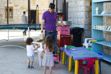 Mar Chaaya, Lübnan - 27 Mayıs 2017: Babası ve çocukları boş zamanlarında etkinlik içindeler.