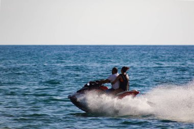 Jbeil, Lübnan - 28 Mayıs 2017: Çift jet ski ile gezintiye çıkıyor.