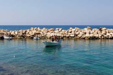 Chekka, Lübnan - 4 Haziran 2017: Akdeniz 'deki tekne gezisinin tadını çıkaran turistler.