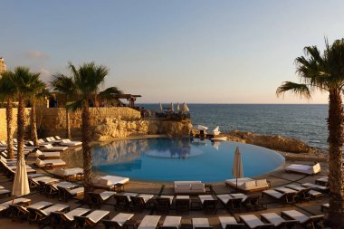 Chekka, Lübnan - 4 Haziran 2017: Birkaç turist sahilde eğleniyor.