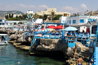 Chekka, Lübnan - 4 Haziran 2017: Sahildeki restoranlarda dinlenen çok sayıda turist.
