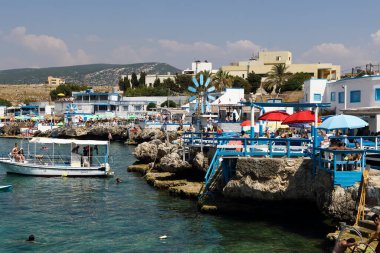 Chekka, Lübnan - 4 Haziran 2017: Birkaç turist sahilde eğleniyor.