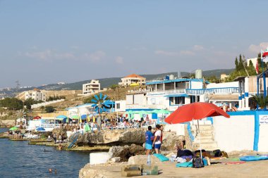Çekler, Lübnan - 4 Haziran 2017: Çeka plajı ve restoranları manzarası.