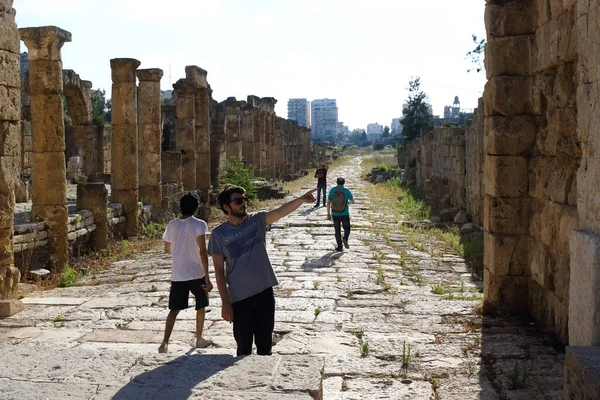 Lastik Lübnan Haziran 2017 Gündelik Giysiler Içindeki Turistler Lastik Kalıntılarını — Stok fotoğraf