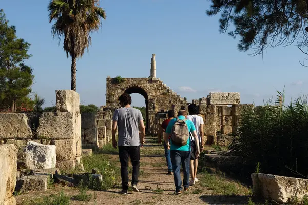 Lastik, Lübnan - 16 Haziran 2017: Gündelik giysiler içindeki turistler Lastik kalıntılarını ziyaret ettiler.