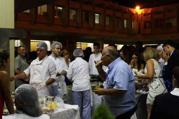 Mansourieh, Lübnan - 12 Temmuz 2017: Öğrenciler ve üniversite personeli, yerel bir üniversitenin toplantı gününde açık büfenin keyfini çıkarıyorlar.