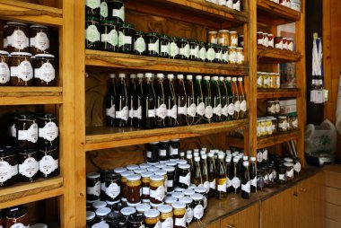 Arez Al Barouk, Lübnan - 22 Ağustos 2017: Yerel bir dükkanda saklanmış doğal meyveler.