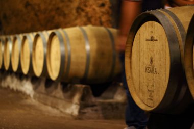 Zahle, Lübnan - 22 Ağustos 2017: Eski şarap fıçıları bir mağarada dizilmiş.