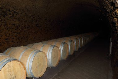 Zahle, Lübnan - 22 Ağustos 2017: Eski şarap fıçıları bir mağarada dizilmiş.