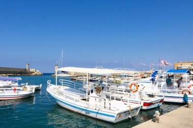Batroun, Lübnan - 15 Ekim 2017: Batroun limanı ve liman tekneleri.