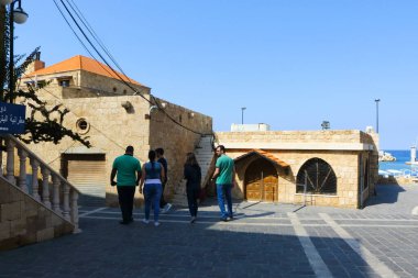 Batroun, Lübnan - 15 Ekim 2017: Eski kasaba ve liman bölgesinde arkadaş grupları yürüyor.