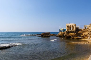 Batroun, Lübnan - 15 Ekim 2017 Akdeniz manzarası ve yıkık dökük eski binalar.