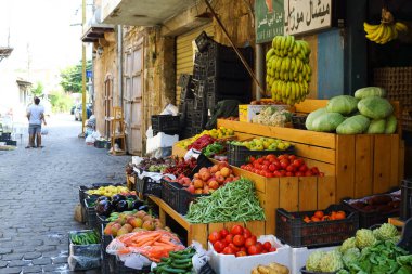 Batroun, Lübnan - 15 Ekim 2017: Eski kasaba bölgesinde sebze pazarı.