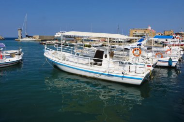 Batroun, Lübnan - 15 Ekim 2017: Batroun limanı ve liman tekneleri.