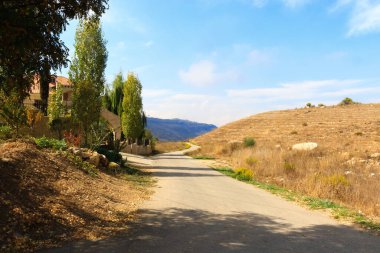 Lübnan - 24 Ekim 2017: Lübnan kırsallarında ekili arazi ve teras tarımı.