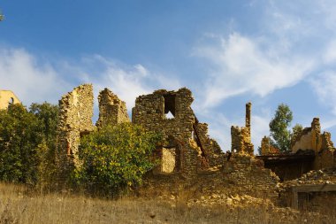 Lübnan kırsallarındaki ortaçağ taş binalarının arkeolojik kalıntıları.