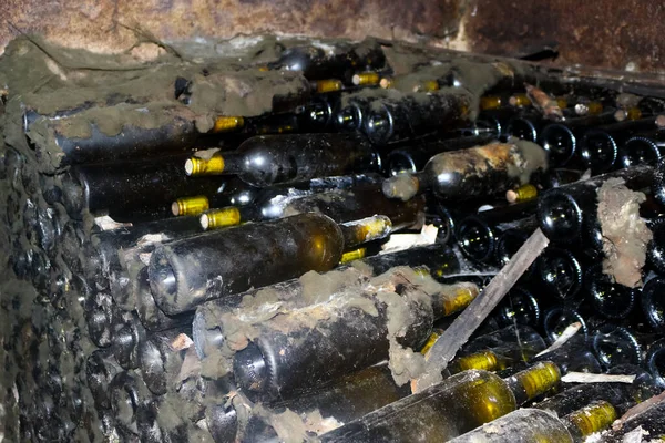 Viejas Botellas Vino Dispuestas Una Cueva — Foto de Stock