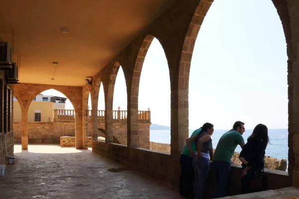 Batroun, Lübnan - 15 Ekim 2017: Denize bakan iki çift.