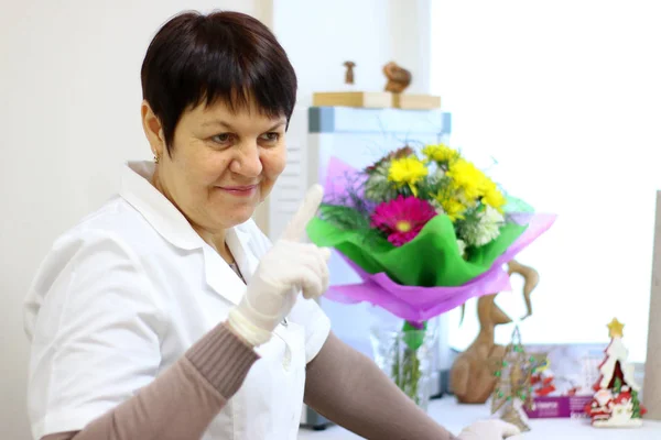 Klinikte bir doktor kadın