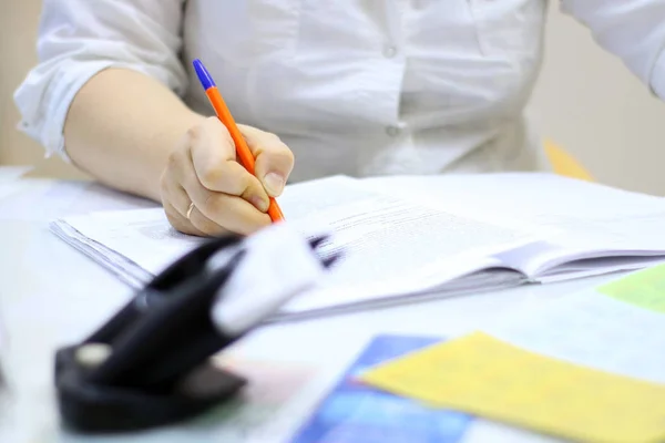 Bir şeyler yazıyor doktor