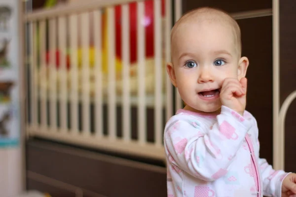 Küçük bir bebek rahatsızlık nedeniyle büyüyen dişler