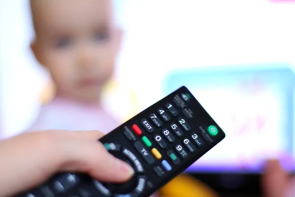 Bir çocuk TV ve animasyonlar bağımlılığı