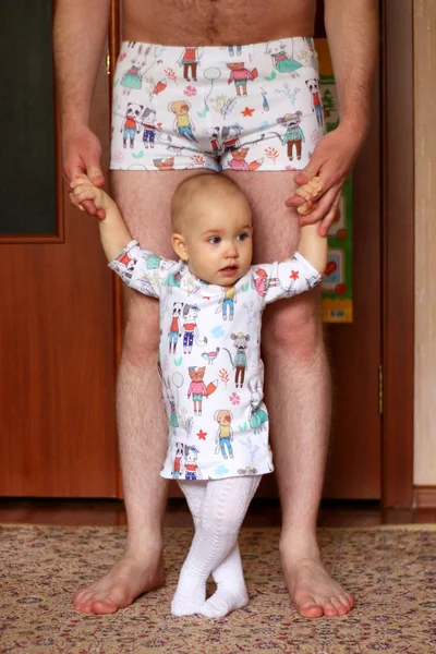 Une Fille Papa Dans Jolis Vêtements Similaires — Photo