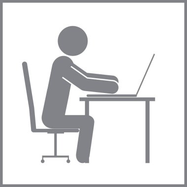 Ofis koltuğu masada oturan ve bilgisayarda çalışan iş adamı.