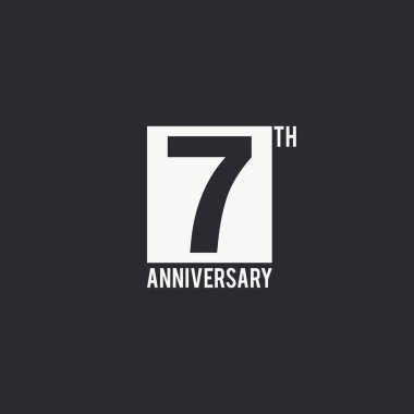 7 yıl yıldönümü kutlama basit logo tasarım. Sayı siluet siyah arka plan, vektör çizim üzerinde beyaz kutu içinde. 