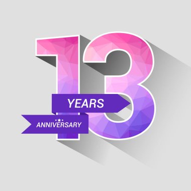 13 yıl yıldönümü Logo düşük Poli dizayn, gri arka plan üzerinde renkli vektör çizim ile 