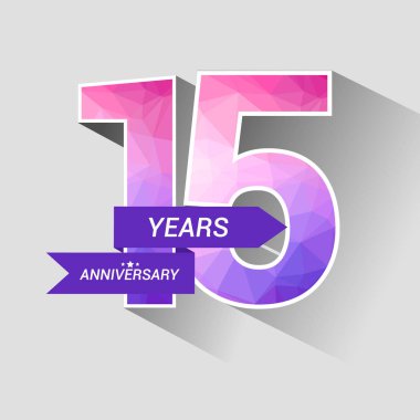 15 yıl yıldönümü Logo düşük Poli dizayn, gri arka plan üzerinde renkli vektör çizim ile 