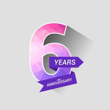 6 yıl yıldönümü Logo düşük Poli dizayn, gri arka plan üzerinde renkli vektör çizim ile 