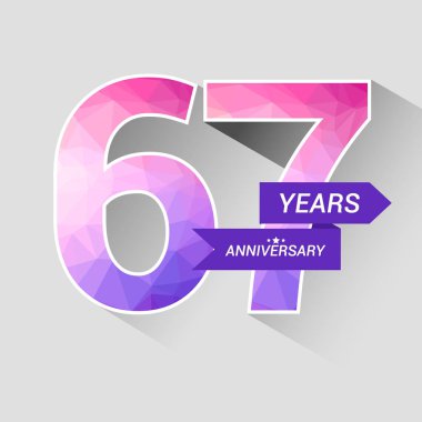 67 yıl yıldönümü Logo düşük Poli dizayn, gri arka plan üzerinde renkli vektör çizim ile 