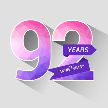 92 yıl yıldönümü Logo düşük Poli dizayn, gri arka plan üzerinde renkli vektör çizim ile 