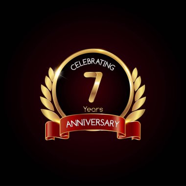 7 yıl altın yıldönümü kutlama kırmızı kurdele, koyu arka plan üzerinde vektör çizim logolu