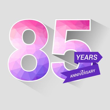 85 yıl yıldönümü Logo düşük Poli dizayn, gri arka plan üzerinde renkli vektör çizim ile 