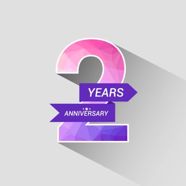 2 yıl yıldönümü Logo düşük Poli dizayn, gri arka plan üzerinde renkli vektör çizim ile 