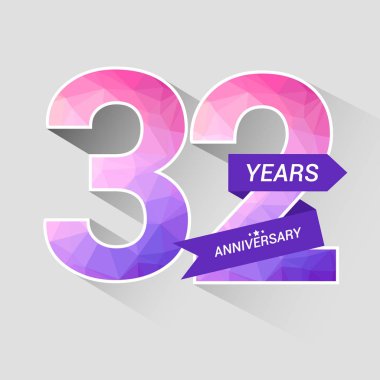 32 yıl yıldönümü Logo düşük Poli dizayn, gri arka plan üzerinde renkli vektör çizim ile 