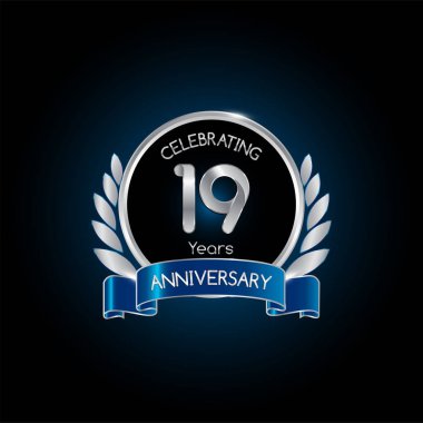19 yıl yıldönümü kutlama logosu mavi kurdele, koyu arka plan üzerinde vektör çizim ile gümüş