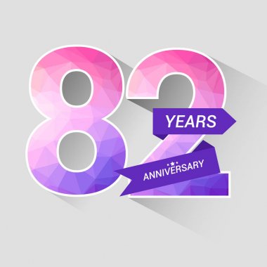 82 yıl yıldönümü Logo düşük Poli dizayn, gri arka plan üzerinde renkli vektör çizim ile 