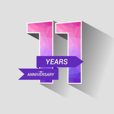 11 yıl yıldönümü Logo düşük Poli dizayn, gri arka plan üzerinde renkli vektör çizim ile 