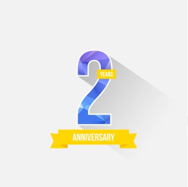 Düşük Poli dizayn ile 2 yıl yıldönümü. Beyaz arka plan üzerinde izole renkli vektör çizim