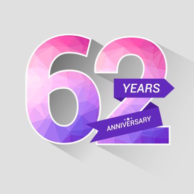 62 yıl yıldönümü Logo düşük Poli dizayn, gri arka plan üzerinde renkli vektör çizim ile 