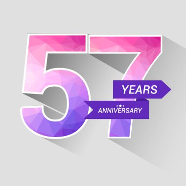 57 yıl yıldönümü Logo düşük Poli dizayn, gri arka plan üzerinde renkli vektör çizim ile 