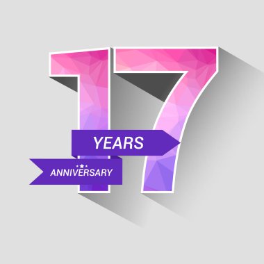 17 yıl yıldönümü Logo düşük Poli dizayn, gri arka plan üzerinde renkli vektör çizim ile 