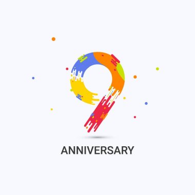 9 yıl yıldönümü, beyaz arka plan üzerinde izole sıçrama renkli Logo kutlama