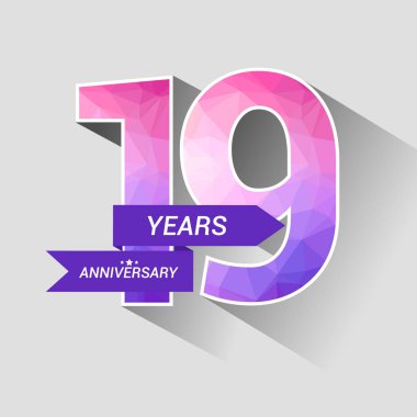 19 yıl yıldönümü Logo düşük Poli dizayn, gri arka plan üzerinde renkli vektör çizim ile 